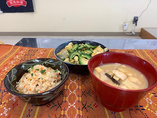 昨年の9月~11月に琉球料理伝承人による出前講座を行いました