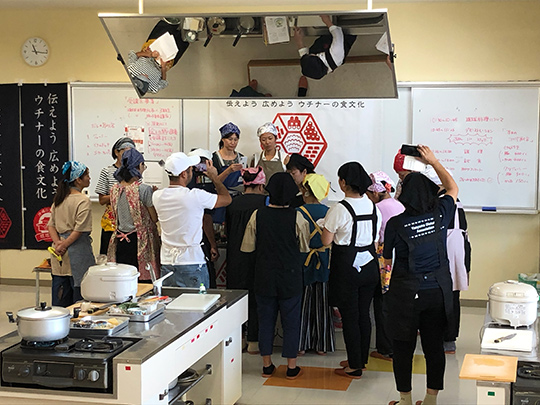 昨年の9月~11月に琉球料理伝承人による出前講座を行いました