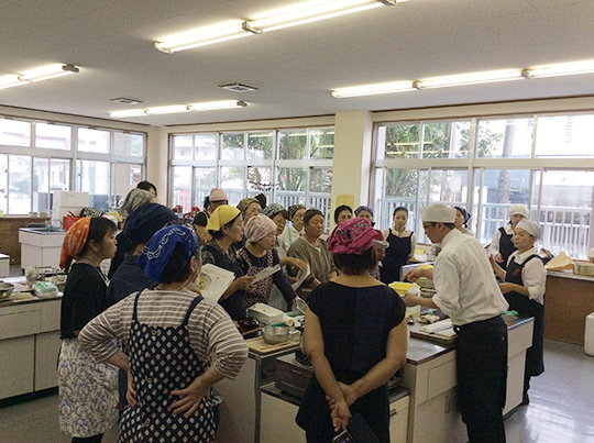 昨年の9月~11月に琉球料理伝承人による出前講座を行いました